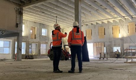 Zwei Züblin-Mitarbeiter in der neuen Fabrik von Novo Nordisk