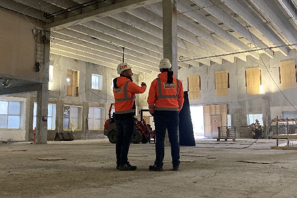 Zwei Züblin-Mitarbeiter in der neuen Fabrik von Novo Nordisk