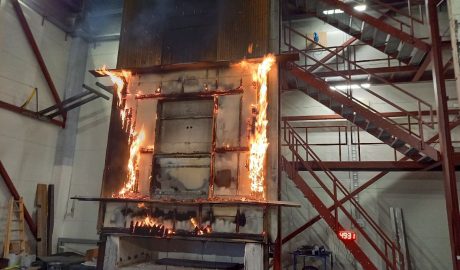 Testaufbau des Brandschutztests einer Holzfassade